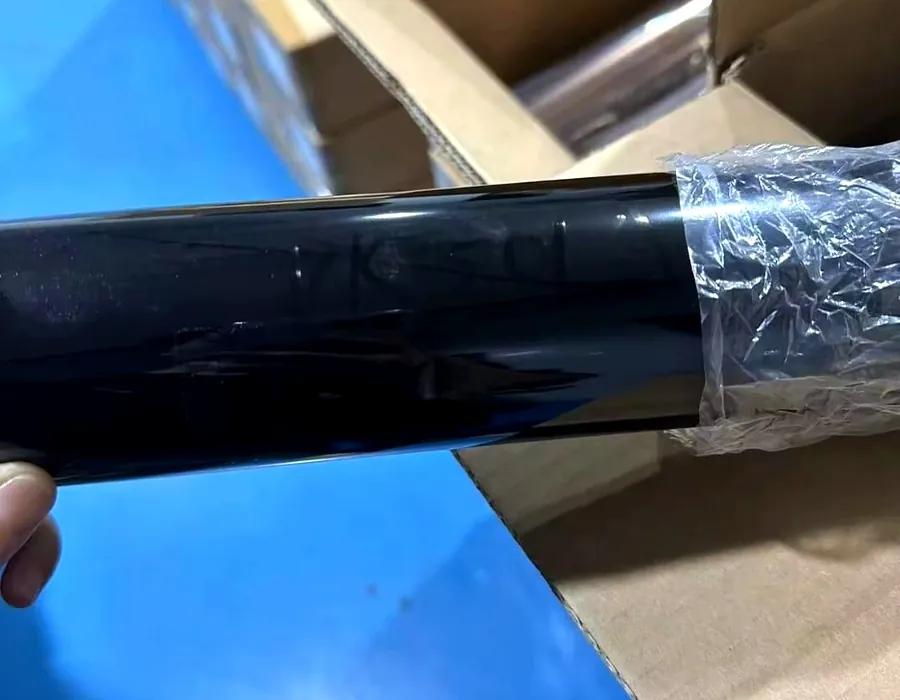 Bobina di foil scuro: dal retro si riconosce il tipo per carta