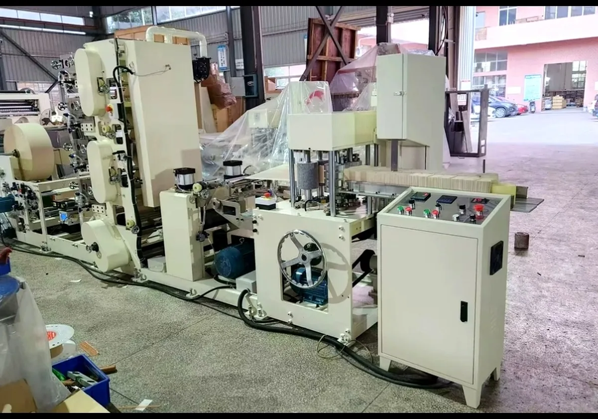 Linea per tovaglioli di carta: bobina, stampa a quattro colori e piegatura