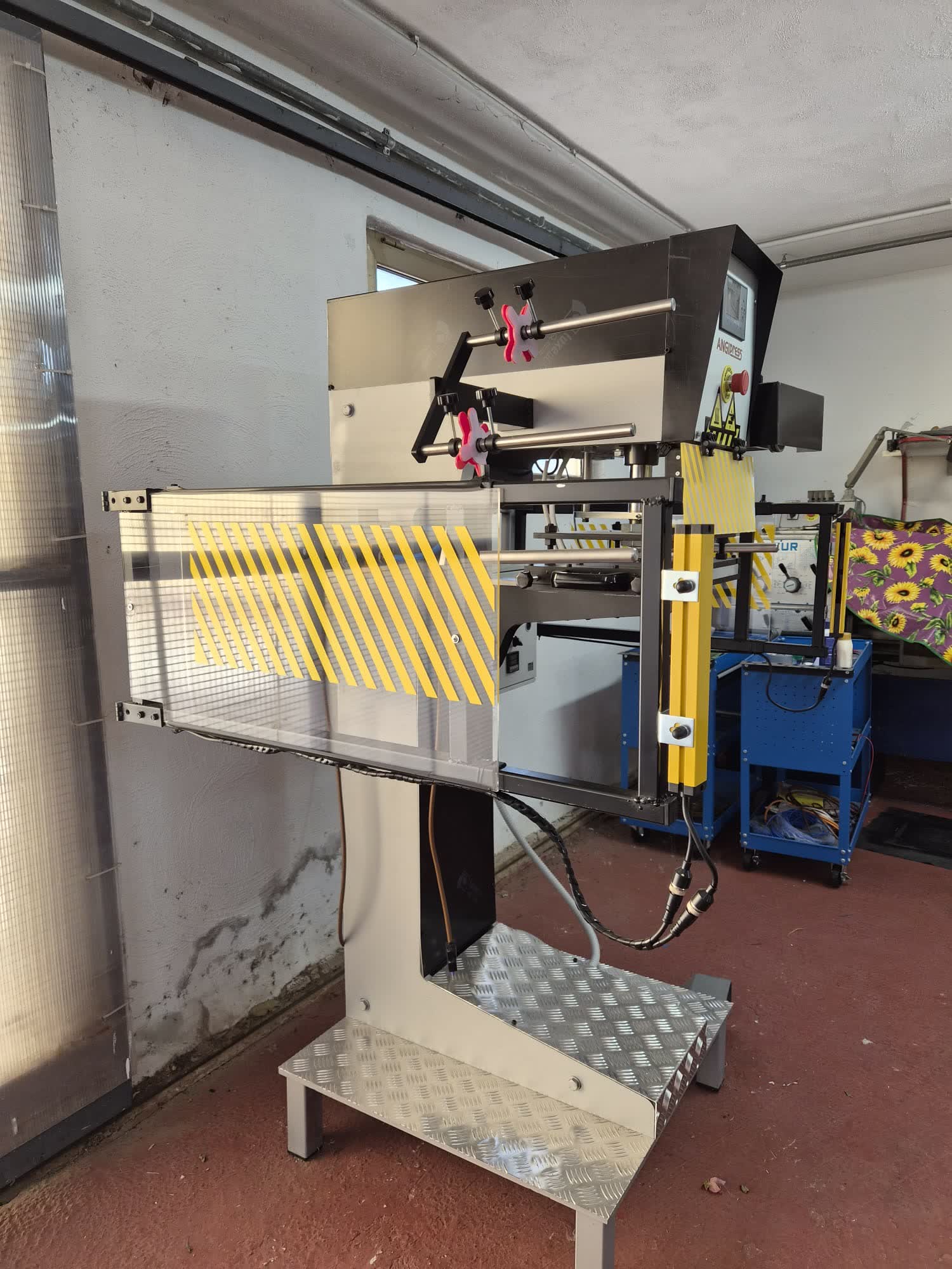La ANGIPRESS di tre quarti, con la colonna e la pedana